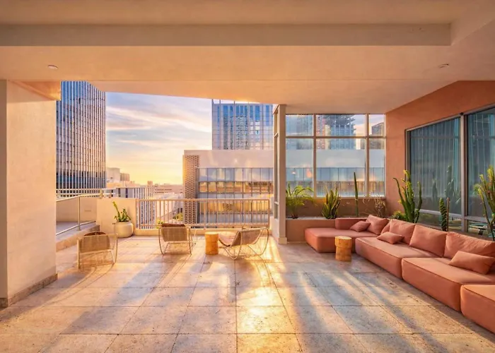 Downtown Phx High-rise Balcony Pool Gym W&d
